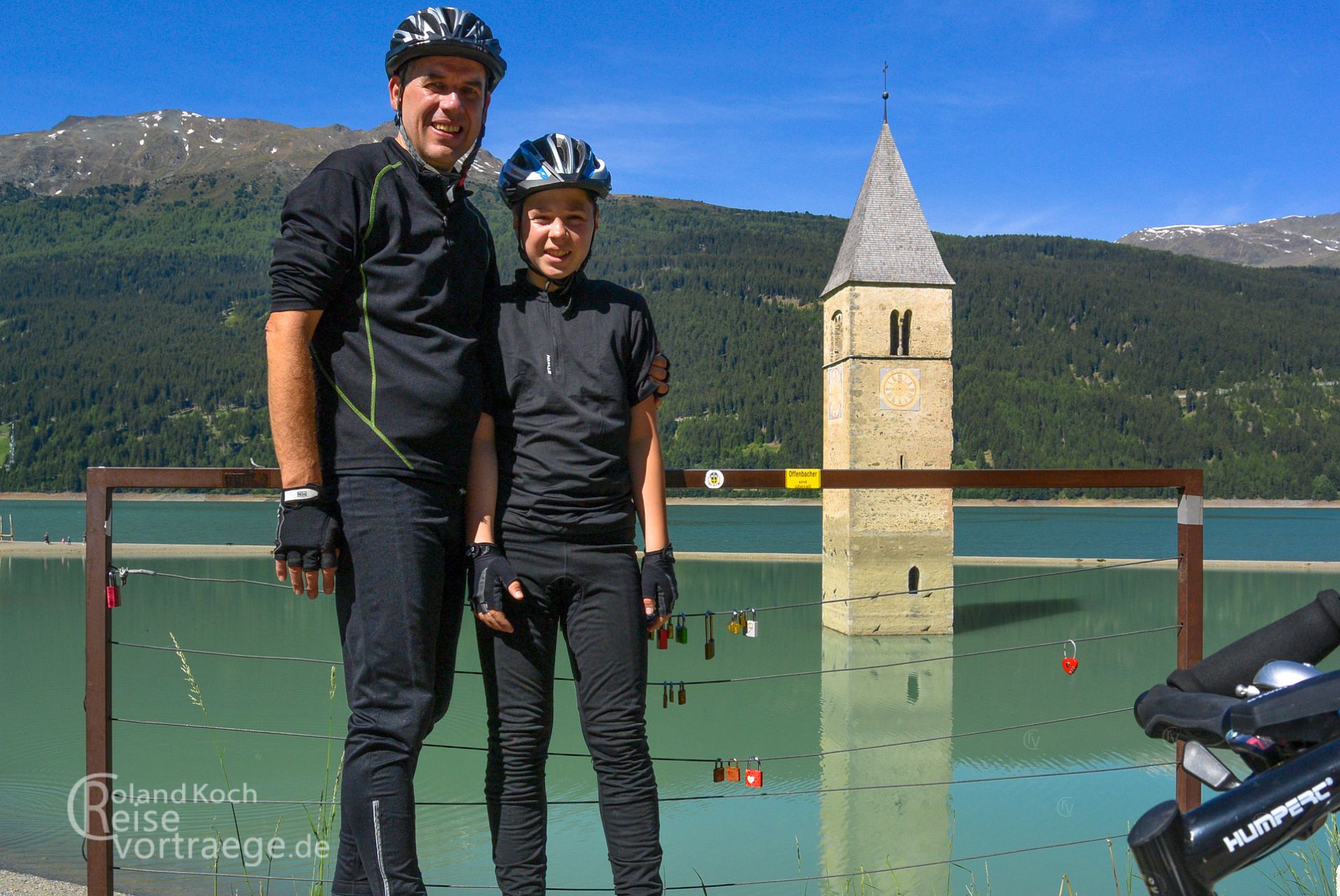 Reschensee, versunkener Kirchturm von Graun